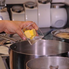 Cortar la pechuga en trozos pequeños. Picar los echalotes y reservar. Derretir la mantequilla a fuego lento en una olla honda y sofreír los echalotes durante 3 minutos, hasta que se vean tiernos. S 10830 1475615600