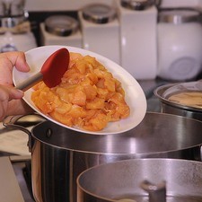 Agregar el pollo en cubos pequeños y cocer 2 minutos más. S 10832 1475615596