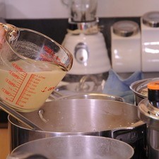 Añadir el caldo de pollo, 2 ramas de perejil y 1 de tomillo. Sazonar con pimienta y sal. Dejar hervir a fuego lento durante 25 minutos. Retirar y dejar enfriar un poco. S 10833 1475615994
