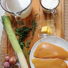 3 cucharadas de mantequilla 4 piezas de echalote 1 pieza de poro 1 pieza de pechuga de pollo sin hueso sin piel 3 tazas de caldo de pollo 1 rama de tomillo fresco 1 taza de crema de leche de vaca pimienta negra molida al gusto sal al gusto 3 ramas de perejil fresco S 10837 1475615729