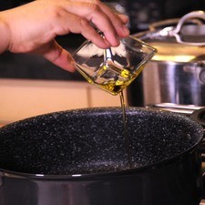Picar el queso mozarella, albahaca, cebolla y los jitomates guaje en cubos pequeños, sin semilla y reservar. Para preparar la salsa, sofreír la cebolla en una olla con las tres cucharadas de aceite de oliva un par de minutos. S 10838 1475615604