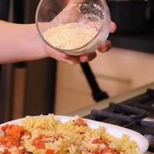 Colocar la pasta en una ensaladera, agregar la salsa y revolver bien. Espolvorear el queso parmesano encima. S 10843 1475615629