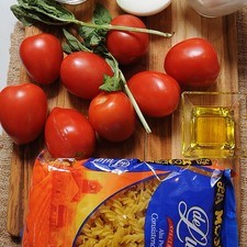 500 gramos de fusilli De Luigi alta proteína 8 piezas de jitomate guaje 300 gramos de queso mozzarella 3 cucharadas de aceite de oliva 1/2 pieza de cebolla blanca 1/2 taza de queso parmesano sal al gusto pimienta al gusto 2 ramas de albahaca fresca S 10845 1475615455
