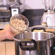 Colocar los garbanzos con agua y sal en una olla de presión. Tapar y sellar bien y poner en el número 2. Poner a fuego alto, cuando comience a silbar, baja la lumbre al mínimo y cocer durante 25 minutos. Dejar enfriar por completo antes de abrir la olla. Escurrir y reservar.