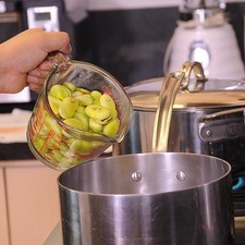 Cocer en una olla honda las habas con un poquito de sal, hasta que estén cocidas, escurrir y reservar.