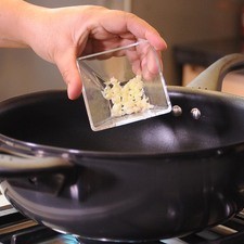 Picar la cebolla y el diente de ajo finamente. Sofreír la cebolla y el diente de ajo picados con una cucharada de aceite durante un par de minutos.