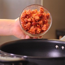 Agregar el chorizo picado y continuar cociendo.