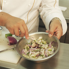 Picar finamente el chile serrano y el perejil. Cortar la cebolla en rebanadas delgadas. Agregar los ingredientes picados al pescado. Sazonar con el orégano previamente tallado en las manos para que la temperatura de las manos logre extraer sus aceites naturales y su olor.