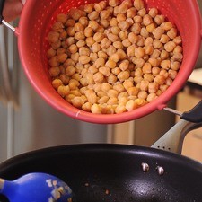 Añadir los garbanzos, habas, hoja de laurel y sazonar con sal.