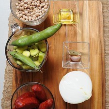 250 gramos de garbanzo 2 tazas de haba fresca 1 cucharada de aceite de oliva 1/2 pieza de cebolla blanca 1 diente de ajo 200 gramos de chorizo sal al gusto pimienta negra molida al gusto 1 hoja de laurel