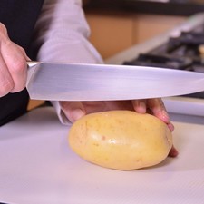 Lavar bien las papas con agua. Precalentar el horno a 350 ° F (175°C) durante 5 minutos. Cortar el ajo en lajas delgadas y reservar. Colocar la papa en la tabla para picar, con el lado plano hacia abajo.