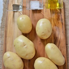 pimienta negra molida al gusto sal de mar al gusto 3 cucharadas de mantequilla 2 cucharadas de aceite de oliva 3 dientes de ajo 6 piezas de papa blanca