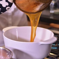 Colocar el caramelo en el molde y esparcirlo por las paredes y fondo del molde.