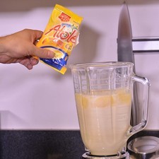Colocar la leche condensada, leche evaporada, huevos, sobre de atole Tres Estrellas, queso crema y queso fresco en el vaso de la licuadora. Moler muy bien hasta integrar todo los ingredientes.