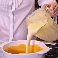 Vaciar la mezcla en el molde con el caramelo y tapar con papel aluminio.