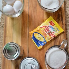 Papel aluminio al gusto 100 gramos de queso fresco 190 gramos de queso crema 4 piezas de huevo 1 lata de leche evaporada 1 lata de leche condensada 1 sobre de harina para atole tres estrellas Nuevo Ingredientes para el caramelo 1 taza de azúcar blanca