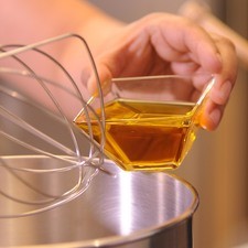 Precalentar el horno a 300F (150 C ). En un tazón batir el aceite y azúcar, agregar la vainilla y la esencia de almendra, luego agregar los huevos.