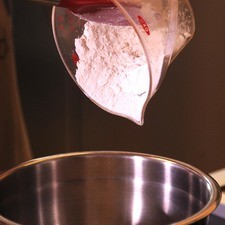 En otro tazón añadir la harina, sal y polvo para hornear, mezclar con lo batido a mano.