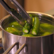 Hervir los tomates y los chiles en medio litro de caldo de pescado durante 5 minutos.