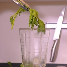 Añadir epazote, un trozo de cebolla y un diente de ajo.