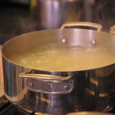 En un litro y medio de caldo de pescado poner a hervir el maíz pozolero pre cocido durante 60 minutos o hasta que los granos revienten.