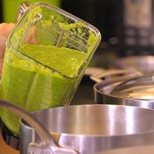 Colar y sofreír la salsa en un sartén con un poco de aceite de oliva durante 15 minutos.