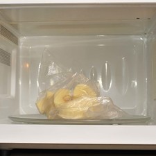 Colocar en una bolsa de plástico cerrada pero no sellada. Poner en el horno de microondas durante 3 minutos a potencia máxima. Esto permite que las papas comiencen a cocerse desde dentro.