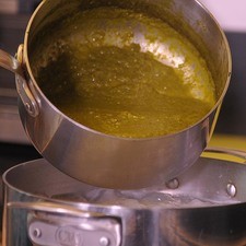Agregar la salsa verde a los granos de maíz cocidos y dejar cocer 10 minutos más.