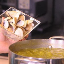 Agregar las almejas y continuar cociendo 5 minutos más.