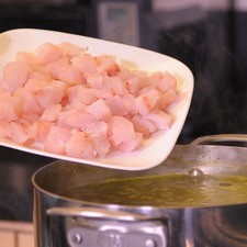 Añadir el pescado en trozos.
