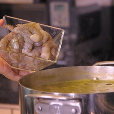 Agregar los camarones pelados.