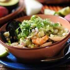 Servir adornado con rábano, lechuga, aguacate picado y unas gotitas de limón y tostadas.