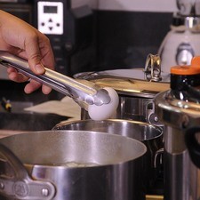 Hervir 3 huevos en una olla onda con agua durante 10 minutos. Dejar enfriar y quitarles la cáscara.