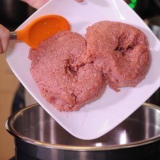 Añadir las dos carnes molidas, mezclar muy bien con las manos.