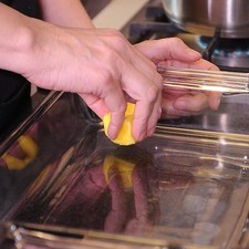 Engrasar una fuente para horno con mantequilla.
