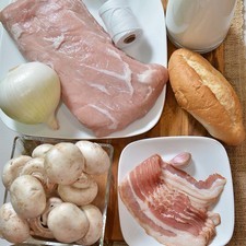 Hilo cáñamo al gusto 2 kilogramos de lomo de puerco 2 cucharadas de mantequilla 4 cucharadas de aceite de oliva 6 piezas de pimienta blanca entera 6 piezas de pimienta negra entera 2 tazas de nuez 2 tazas de champiñones 100 gramos de tocino ahumado 1 pieza de cebolla blanca Ingredientes para salsa: 1 pieza de pan bolillo pimienta negra molida al gusto 1 diente de ajo 1 1/2 tazas de nuez 1 litro de leche de vaca