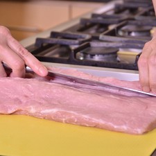 Cortar de nuevo por el lado más grueso a fin de formar un rectángulo largo y plano. Salpimentar con 3 pimientas negras y blancas trituradas y sal al gusto.