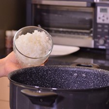 Picar la cebolla, champiñones, tocino, nueces finamente y reservar un poco de las nueces.