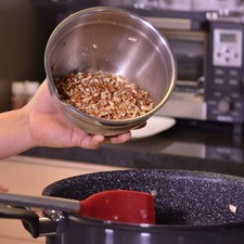 Agregar las nueces picadas y cocer unos minutos más, dejar enfriar.