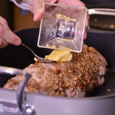Colocar en una charola para horno y agregar la mantequilla sobre todo el lomo. Hornear a 350°F (175°C) durante 1 hora.