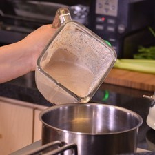 Vaciar la salsa en una olla honda mediana y agregar el resto de la leche y continuar cociendo durante unos minutos, moviendo constantemente hasta que espese.