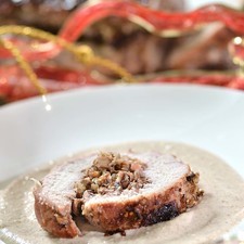 Servir el lomo rebanado, bañado con la salsa de nuez.