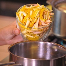 poner el la olla y cubrir con agua, a fuego alto hervir por 5 minutos. Escurrir, con agua fresca volver a hervir por 5 minutos más. Escurrir.