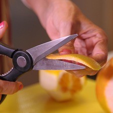 Quitar la cáscara de los citricos y cortar en tiras,