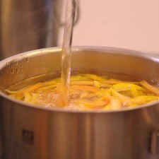 Añadir la gelatina y menear hasta disolver. Dejar enfriar por 5 minutos.