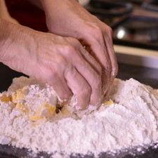 Incorporar todos los ingredientes con la yema de los dedos, sin trabajar demasiado la mezcla.