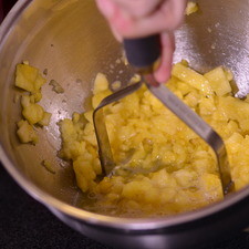 Para el relleno: Cortar las rebanadasde piña en triángulos pequeños. Descartar el centro. Colocar una parte de la piña en un tazón y machacarla bien, utilizar suficiente piña para obtener 1 taza de piña molida. Colocar la piña machacada y los trozoz de piña en una olla honda. Añadir el jugo de limos y el azúcar. Cocer a fuego lento sin dejar de menear frecuentemente hasta que espese. Aproximandamente 30 minutos.