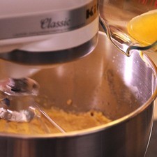 En un tazón batir la mantequilla con los azúcares, agregr 1 a 1 los huevos. Agregar el brandy, jugo de naranja y las cáscaras de naranja y limón. S 11038 1475615255