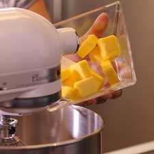 Precalentar el horno a 400F (200C) y engrasar una charola de galletas. En un tazón batir la mantequilla y el azúcar agregar los huevos 1 a 1, luego la vainilla,