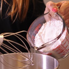 gradualmente agregar los ingredientes secos hasta integrar. Meter la masa en una bolsa de plástico y guardar en el refrigerador por 2 horas.